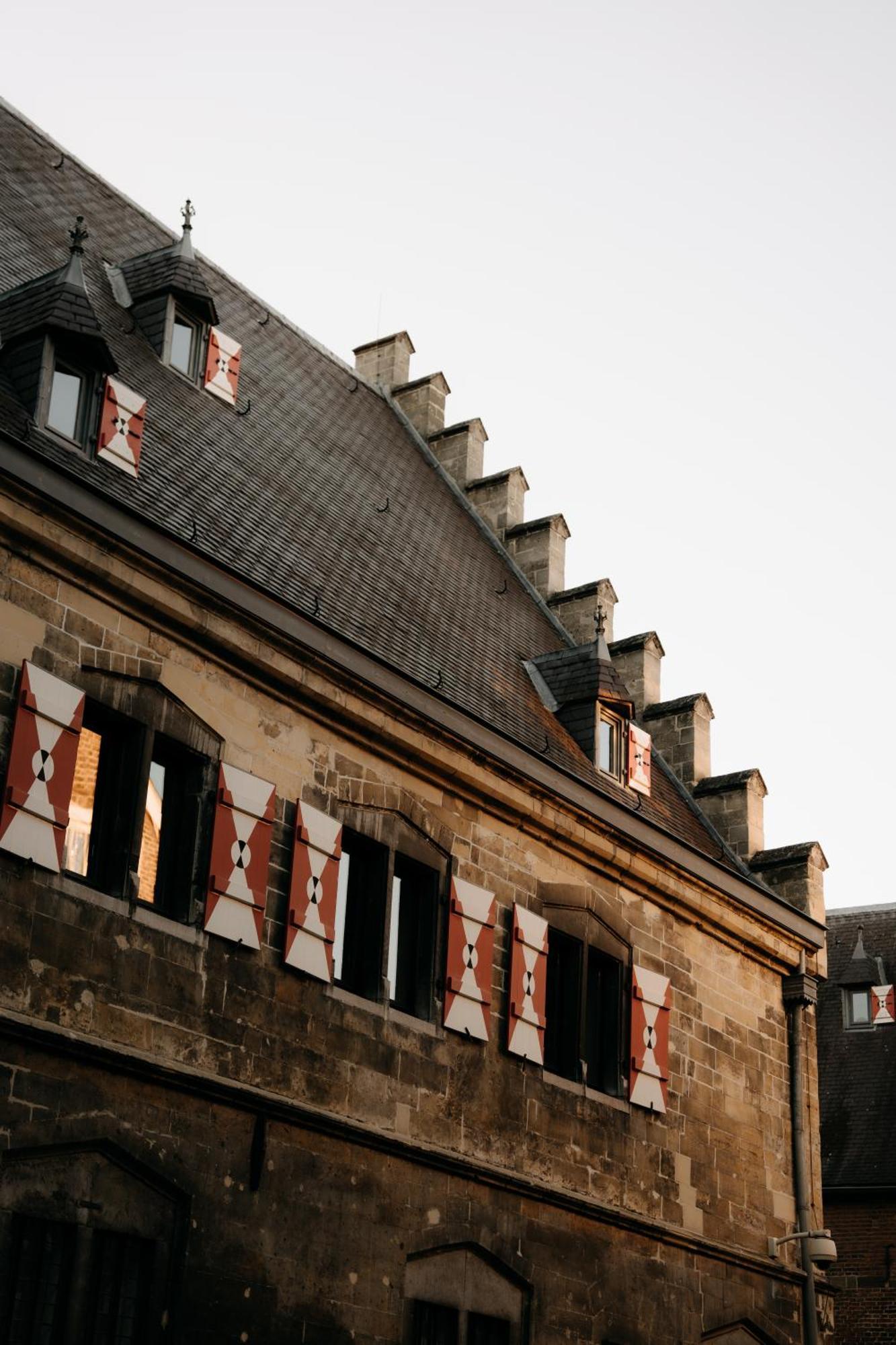 クルーシュレンホテル マーストリヒト エクステリア 写真 The roof of the museum