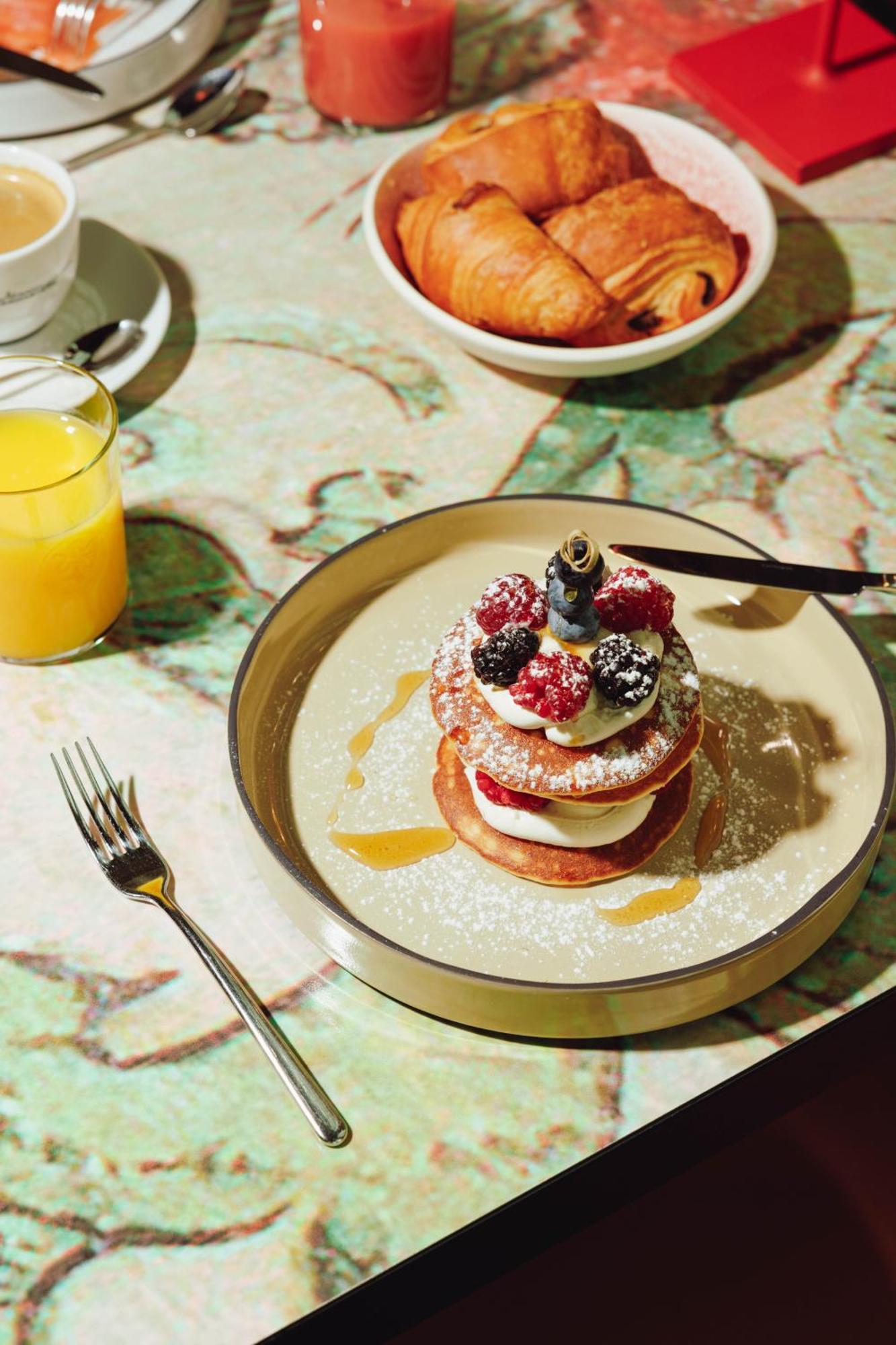 クルーシュレンホテル マーストリヒト エクステリア 写真 A stack of pancakes with fruit and cream