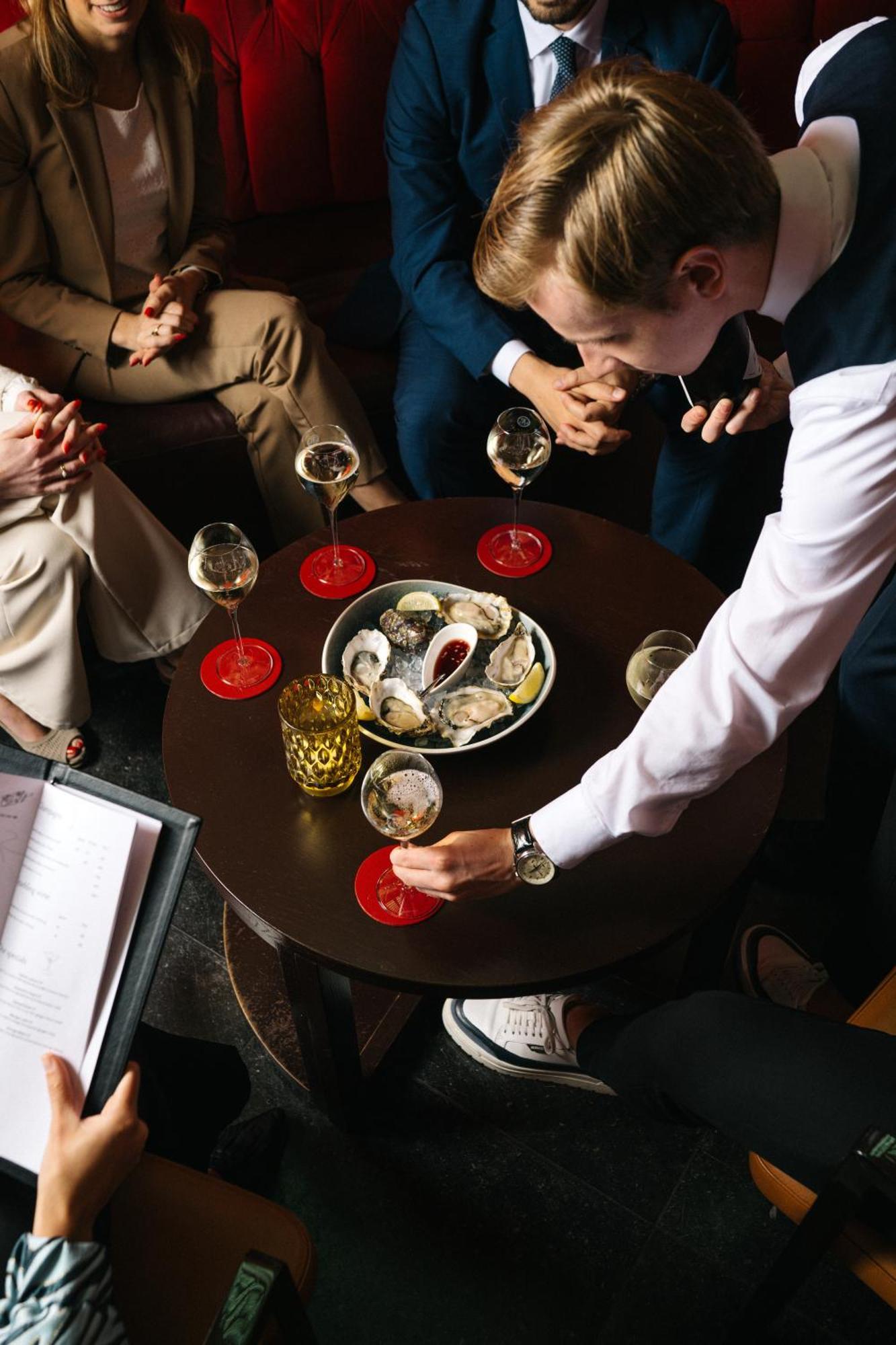 クルーシュレンホテル マーストリヒト エクステリア 写真 Oysters at the Oyster Bar