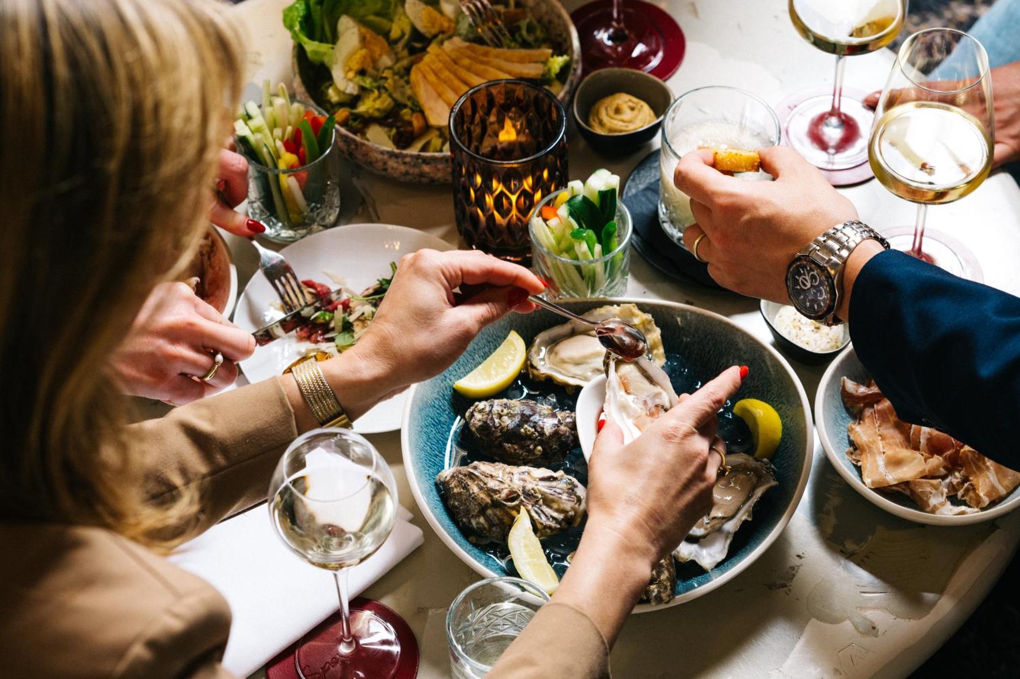 クルーシュレンホテル マーストリヒト エクステリア 写真 Oysters being eaten