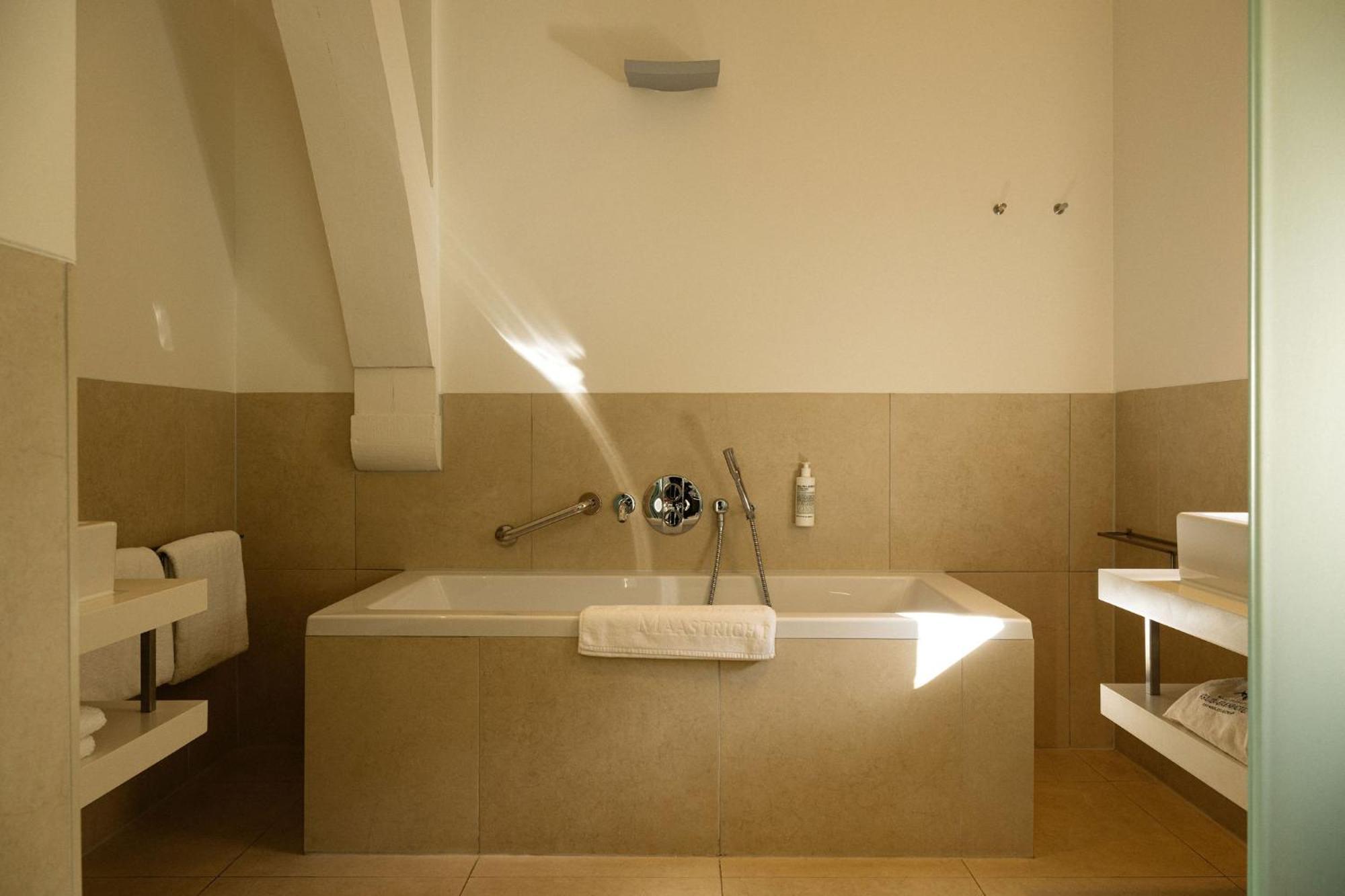 クルーシュレンホテル マーストリヒト エクステリア 写真 Bathroom