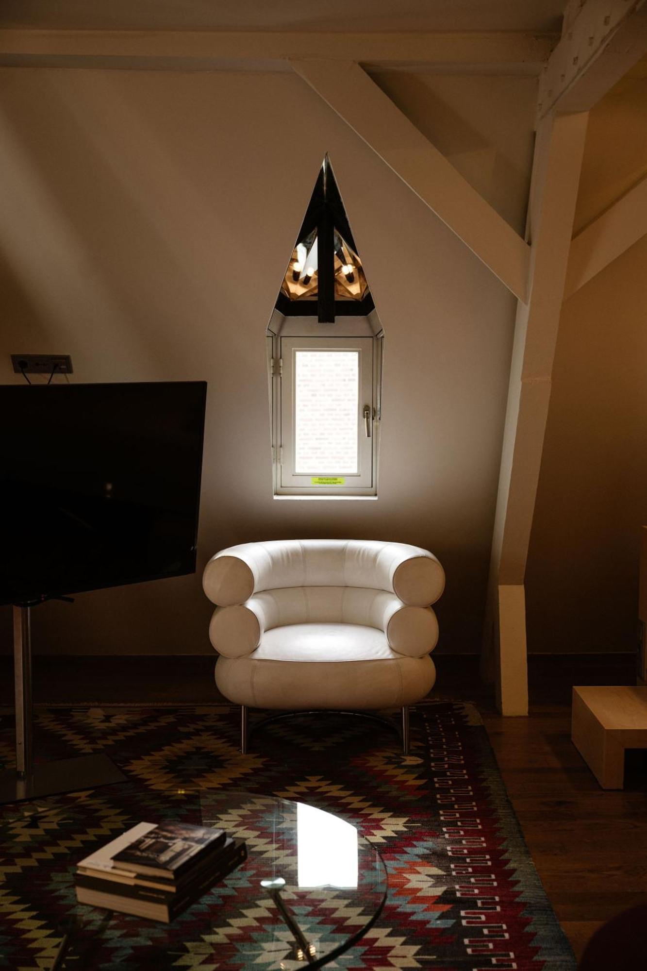 クルーシュレンホテル マーストリヒト エクステリア 写真 A chair with LED lighting