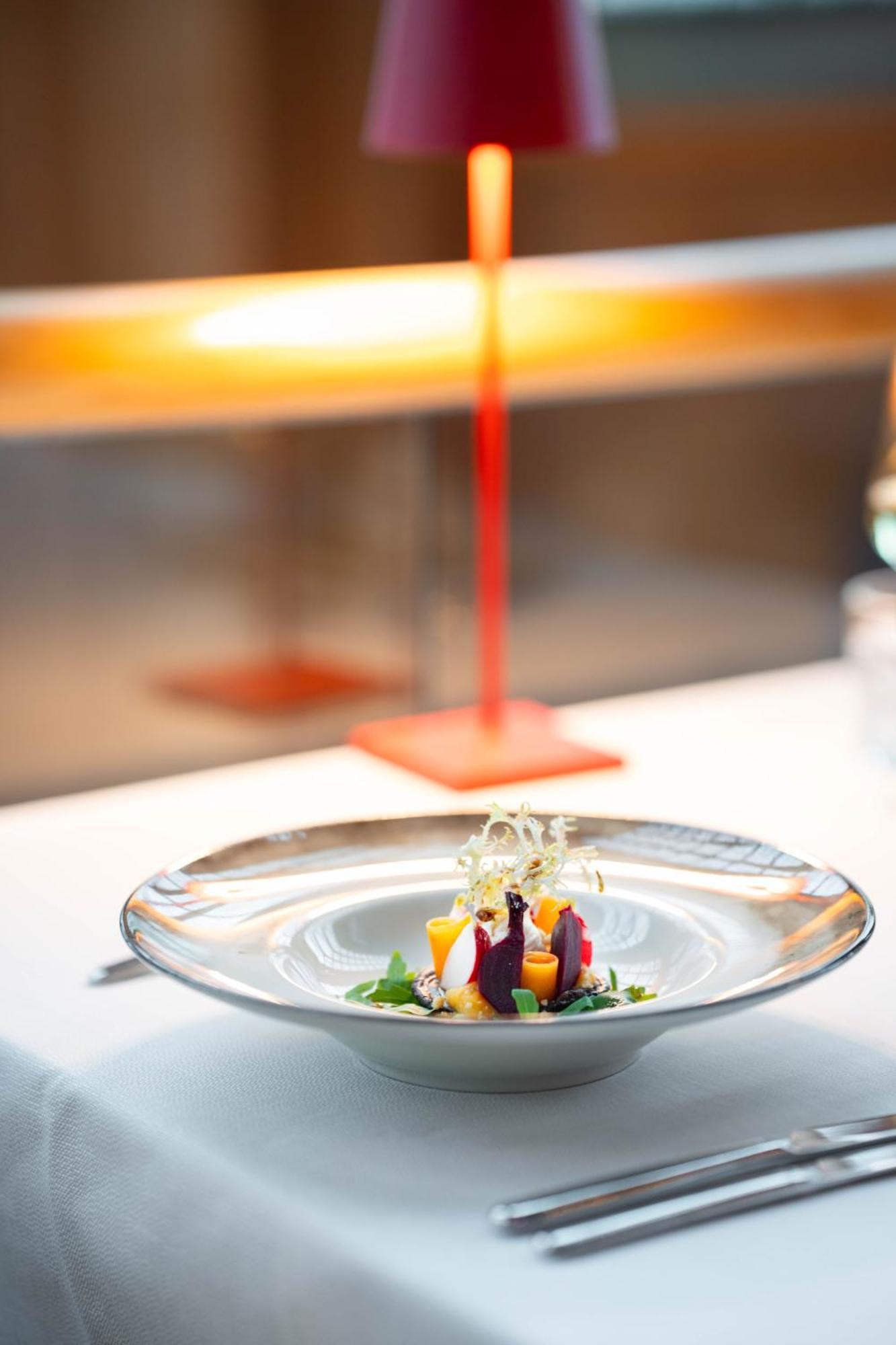 クルーシュレンホテル マーストリヒト エクステリア 写真 A dish at the restaurant