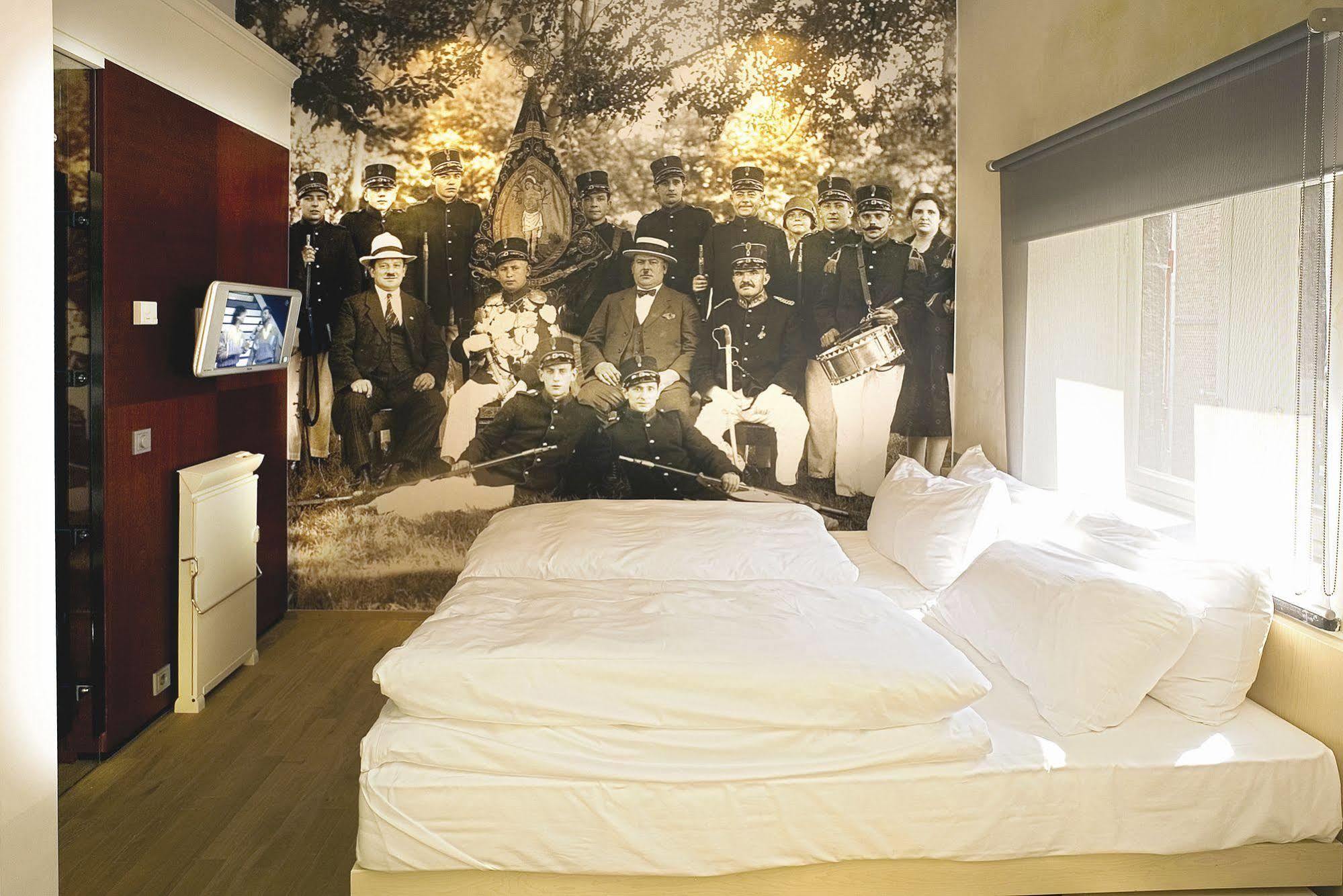 クルーシュレンホテル マーストリヒト エクステリア 写真 A room at the hotel