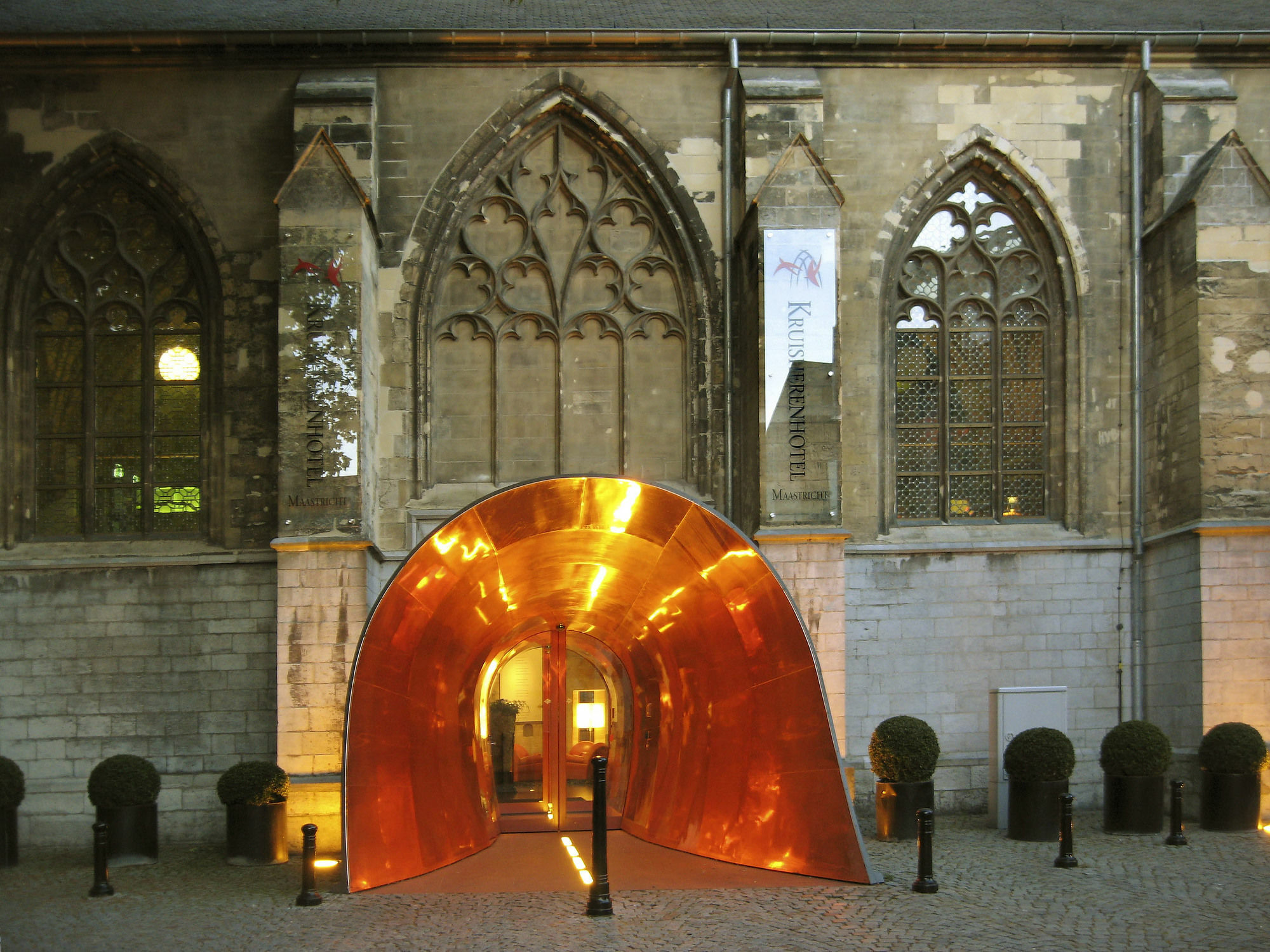 クルーシュレンホテル マーストリヒト エクステリア 写真 The entrance to the crypt